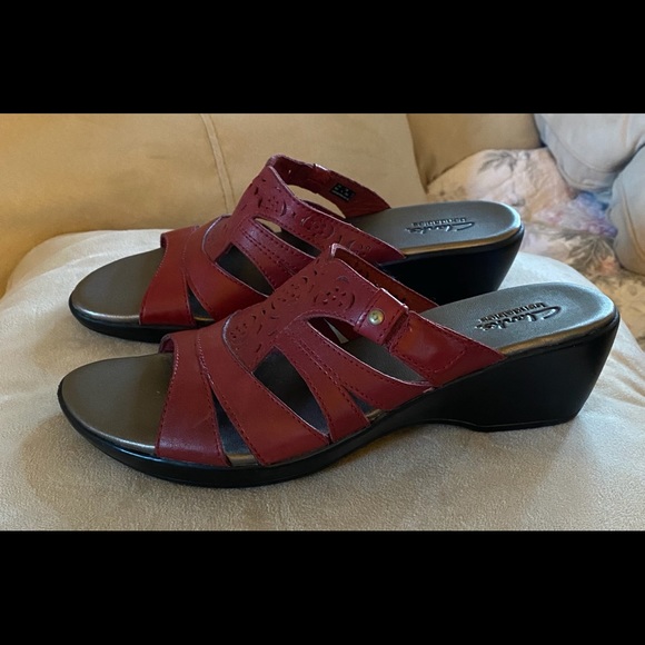 Clarks Bendable Slides - Picture 2 of 4